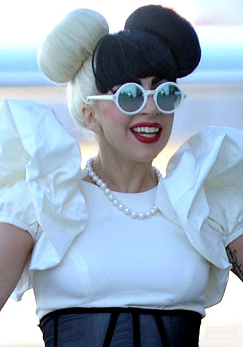 „Lady Gaga“ plaukų bandelės baltos ir juodos