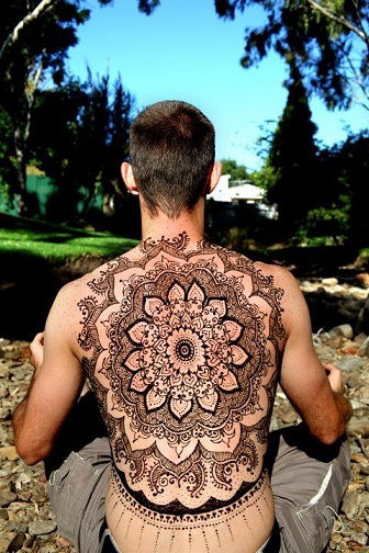 „On The Back“ mehndi dizainas vyrams