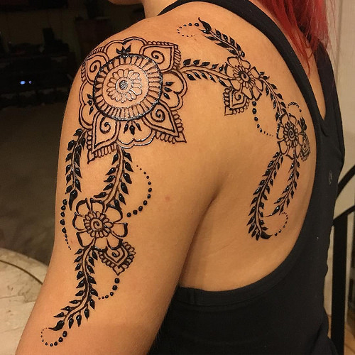Ant pečių mehndi dizainas vyrams