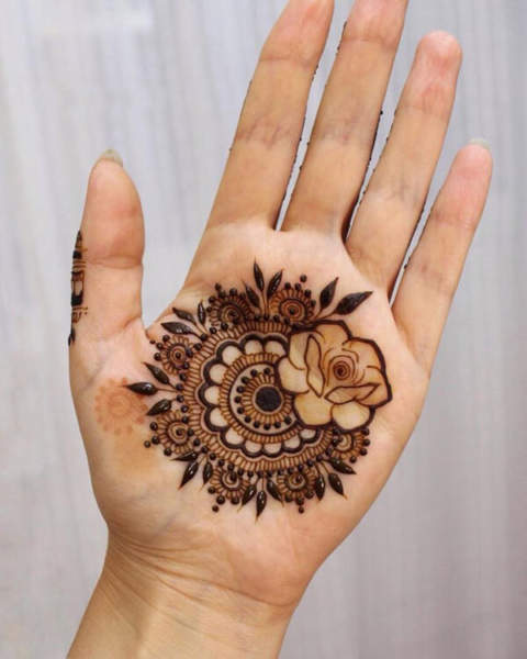 Mehndi çiçek desenli