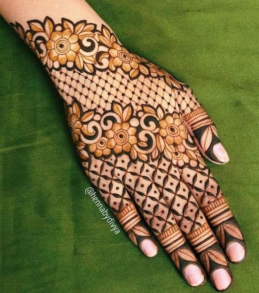 Mehendi Sanatçısı Divya Patel'den 3D Çiçek ve Yaprak Tasarımı