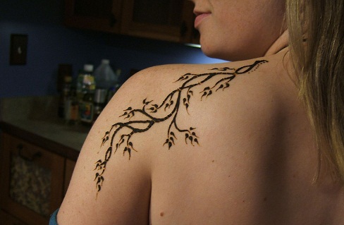 Paprasta henna pečių tatuiruotė