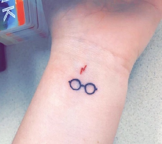 Hario Poterio akinių tatuiruotė