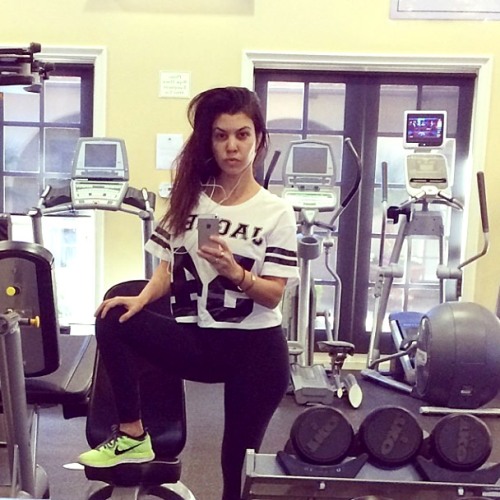Kourtney Kardashian be makiažo 12