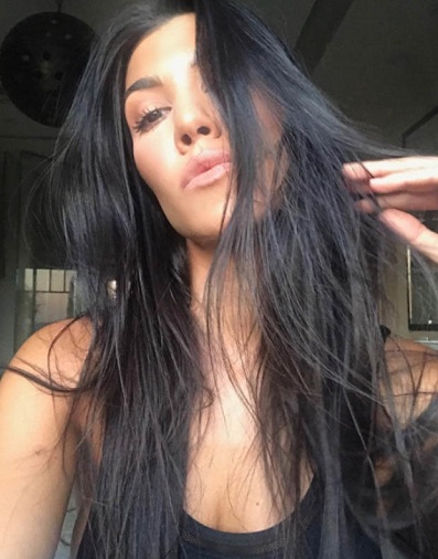 Kourtney Kardashian be makiažo 3