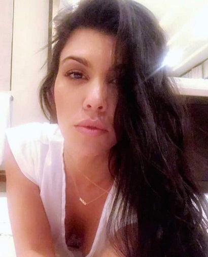 Kourtney Kardashian be makiažo 2