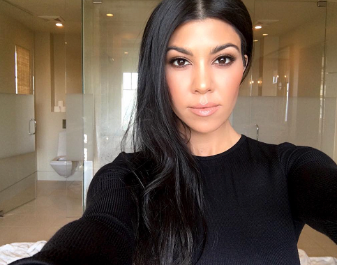 Kourtney Kardashian be makiažo 4