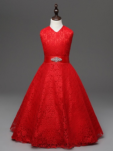 Raudona nėrinių suknelė