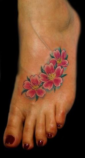 Vyšnių žiedų tatuiruotė ant kojos