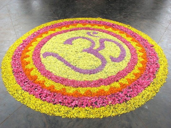 Onam için Güzel Om Rangoli