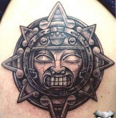 Klasikinis saulės tatuiruotės dizaino darbas