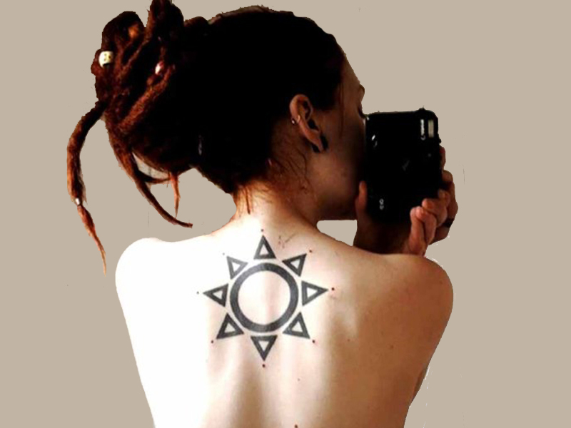 Saulės tatuiruočių dizainas vyrams ir moterims su reikšmėmis