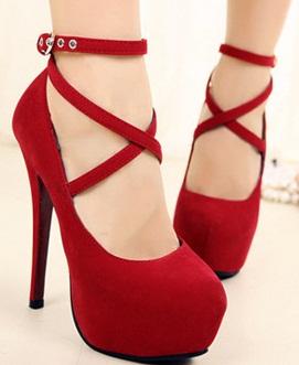 Raudoni raudoni sandalai su aukštakulniais pleištais