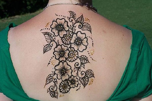 Gėlių Mehndi dizainas ant nugaros