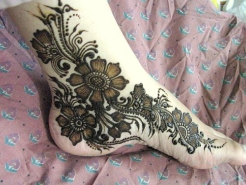 Gėlių Mehndi dizainas kojoms