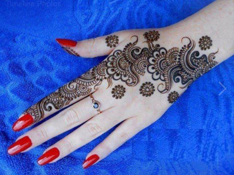 gėlių mehndi dizainas