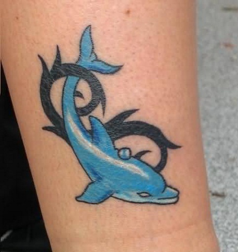 Mini delfinų tatuiruotė mielai moteriai