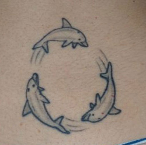 Girgždanti ir miela delfinų tatuiruotė moterims