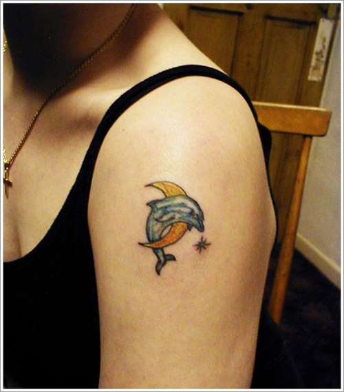 Mėnulio delfinų tatuiruotės dizainas