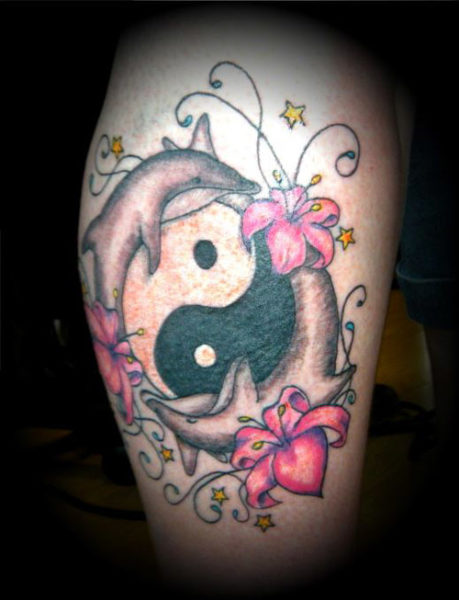 Ting ir yang stiliaus delfinų tatuiruotė
