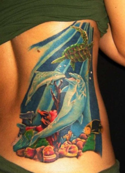 Delfinų tatuiruotė jūroje