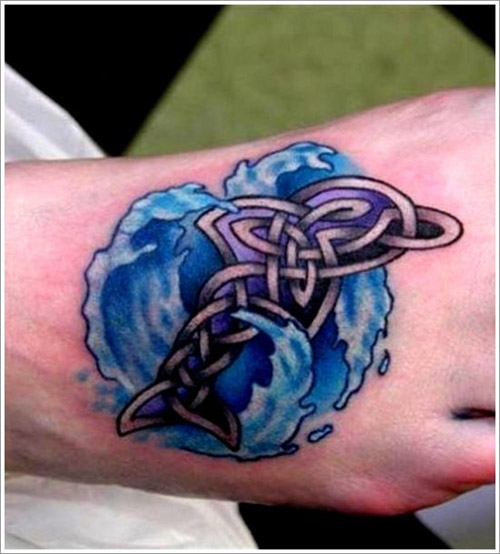 Delfinų grandinės tatuiruotė ant riešo