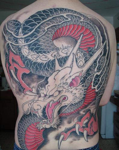 Raudonos ir juodos kinų drakono tatuiruotės