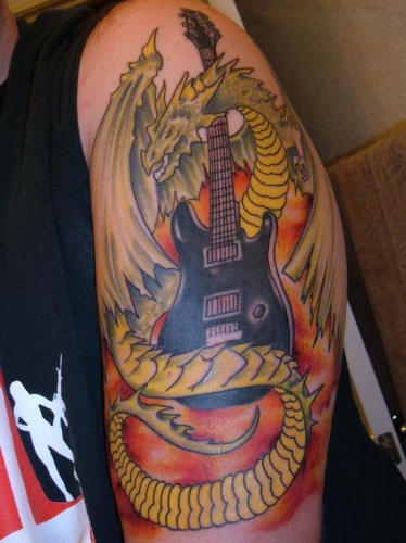 Pilkos rankovės drakono tatuiruotė su gitara