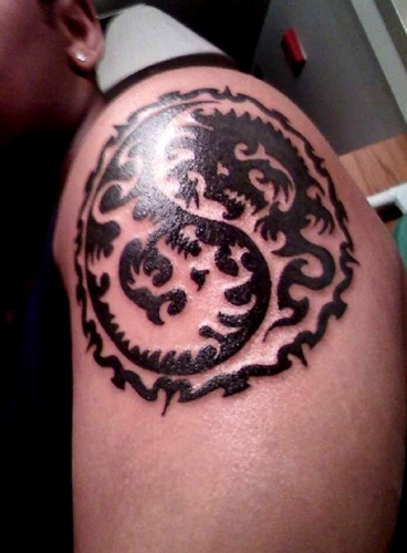 Yin Yang drakono tatuiruotės dizainas