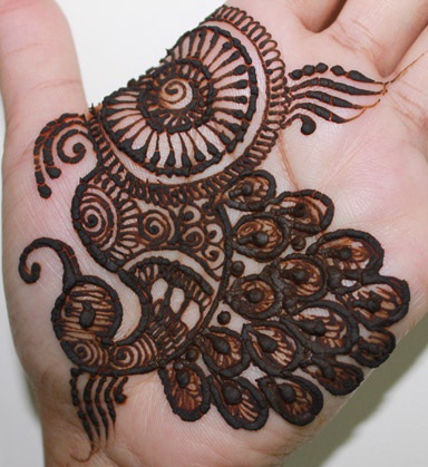 „Palm Peacock Mehndi“ dizainas