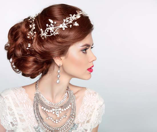 Azijos vestuvių plaukų šukuosena su perlų aksesuarais