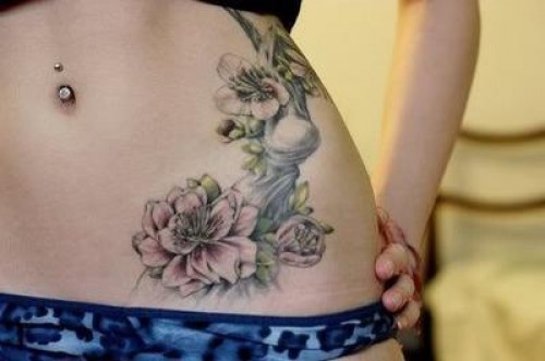Gėlių pilvo tatuiruotė