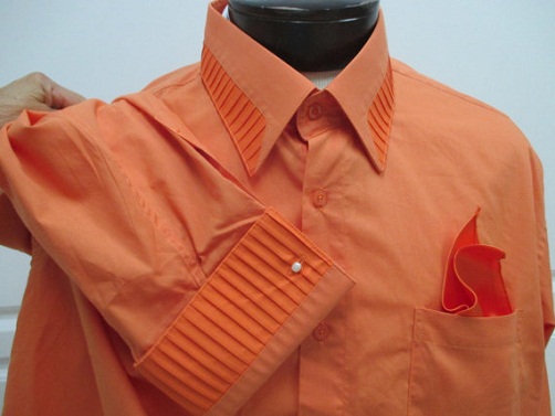 Oranžiniai plisuoti smokingo vyriški marškinėliai