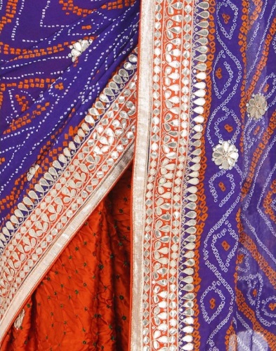 Bandhani Sarees-oranžinė-mėlyna Bandhani Saree su veidrodiniais darbais