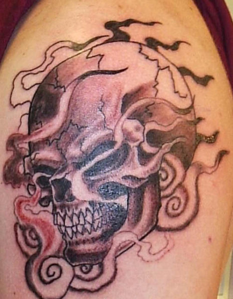 Liepsnojančios kaukolės tatuiruotės ant rankos