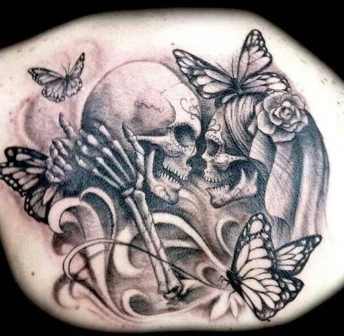 Kaukolės poros tatuiruotė su drugeliais ant nugaros
