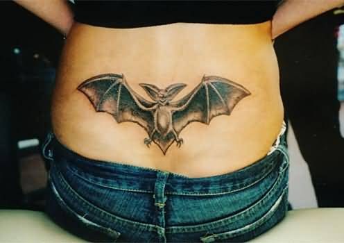 Skraidančios šikšnosparnio tatuiruotė mergaitėms apatinėje nugaros dalyje
