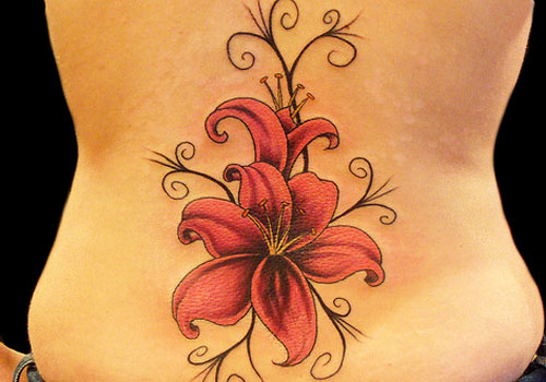 Didelė lelijos gėlių tatuiruotė apatinėje nugaros dalyje