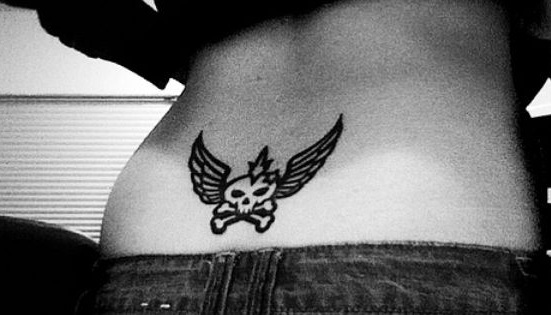 Apatinės nugaros kaukolės maža tatuiruotė su sparnais