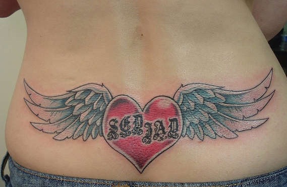 Graži apatinės nugaros širdies tatuiruotė su sparnais