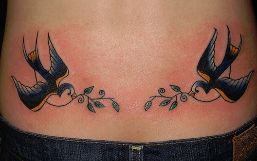 Apatinės nugaros tatuiruotės Paukščiai