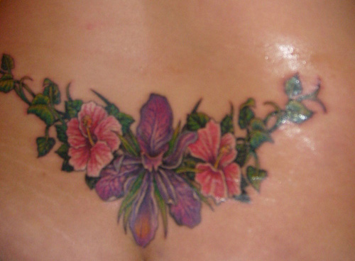 Gėlių nugaros tatuiruotė mergaitėms