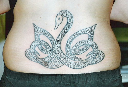 Miela apatinė nugaros gulbės tatuiruotė moterims