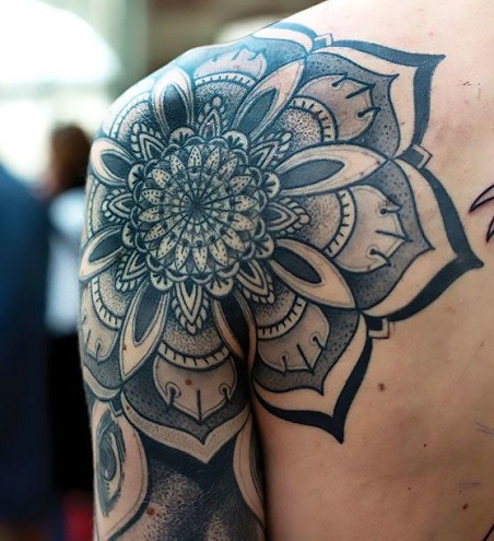 mandala pečių tatuiruotė