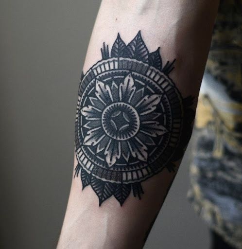 „Mandala“ tamsių atspalvių tatuiruočių dizainas