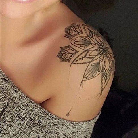 Mandala moterų tatuiruotės dizainas