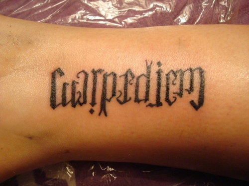 „Carpe Diem Ambigram“ tatuiruočių dizainas