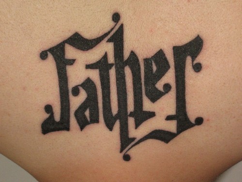 Meilė šeimai Ambigramos tatuiruotė