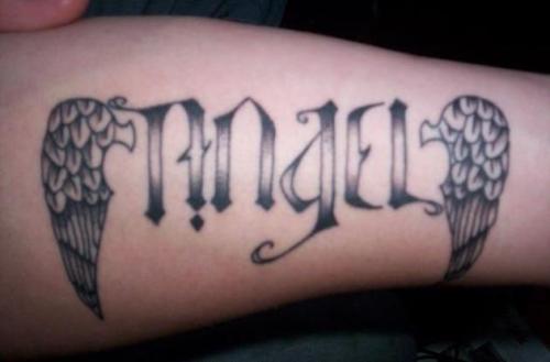 Angelo ir sparnų ambigramos tatuiruotės menas