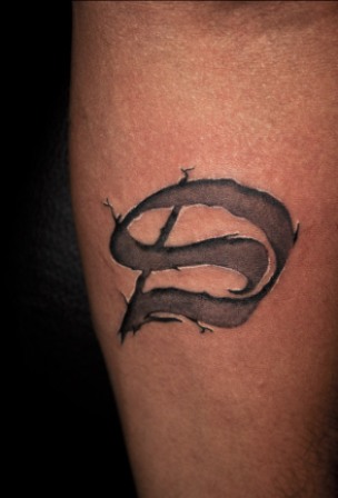 Vardo pirmoji raidė „Ambigram“ tatuiruočių dizainas